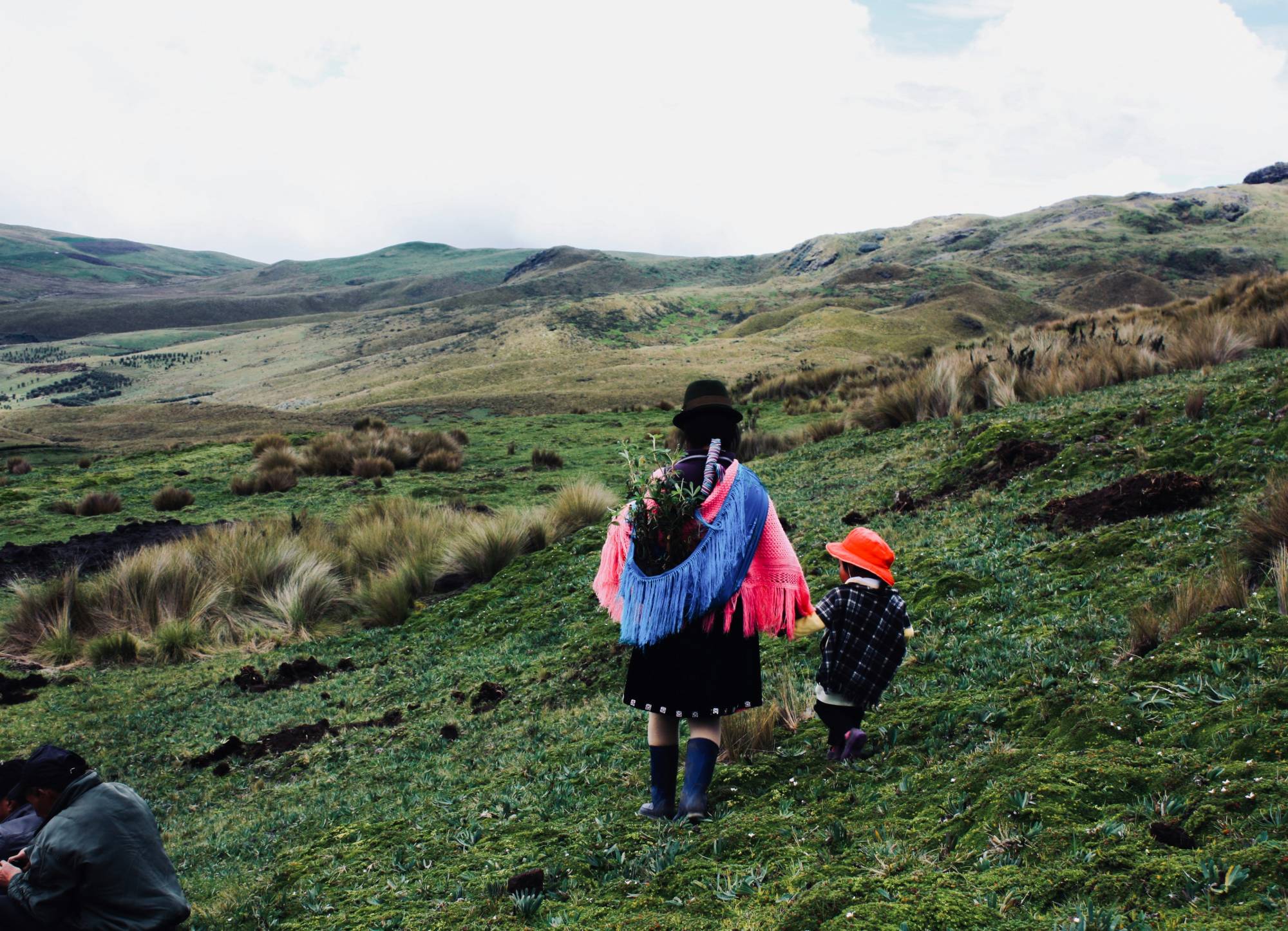 Mujer y niño caminando en la sierra ecuatoriana — comunidad rural sin acceso pleno a agua potable